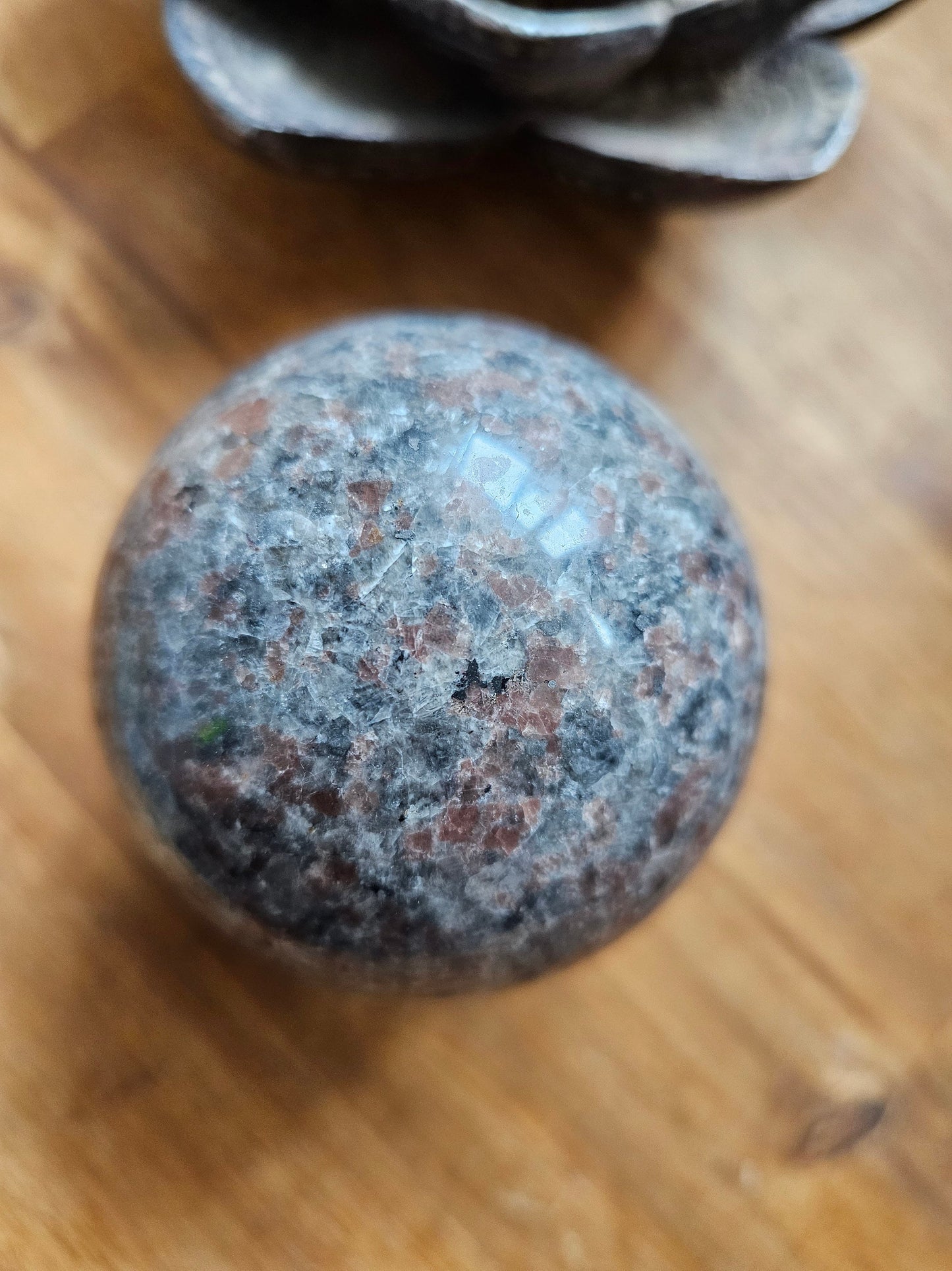 Yooperlite Sphere 7cm / Glowdalites