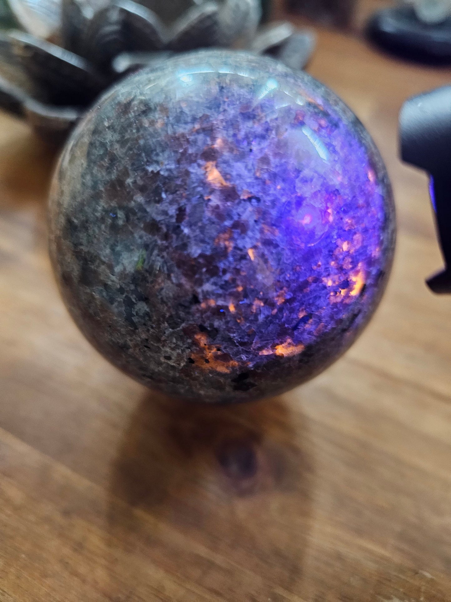 Yooperlite Sphere 7cm / Glowdalites