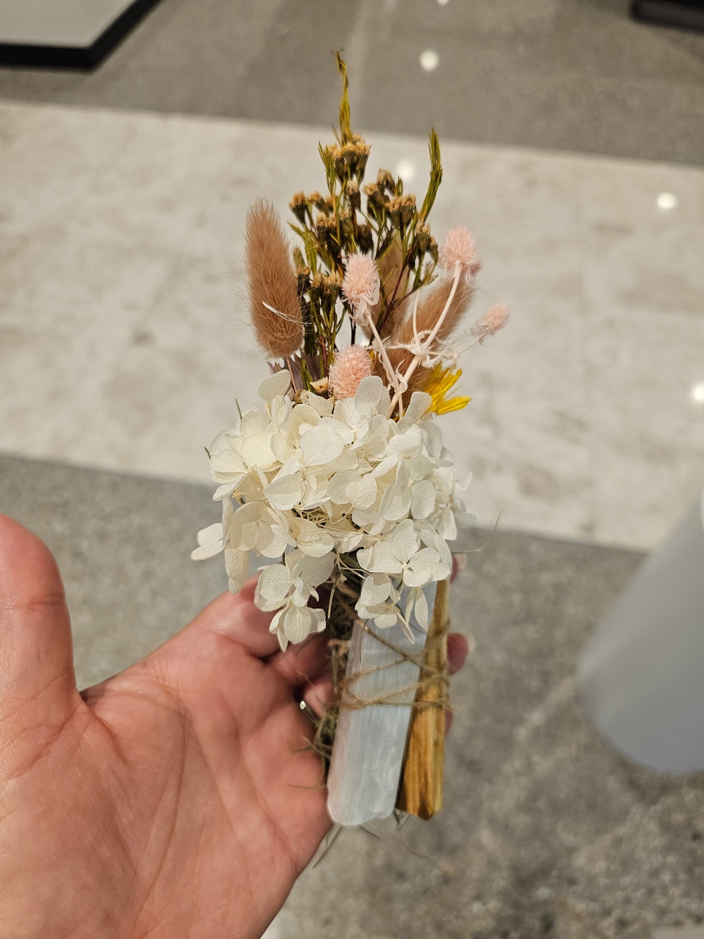 Smudge bouquets / dried flowers with cleansing sticks