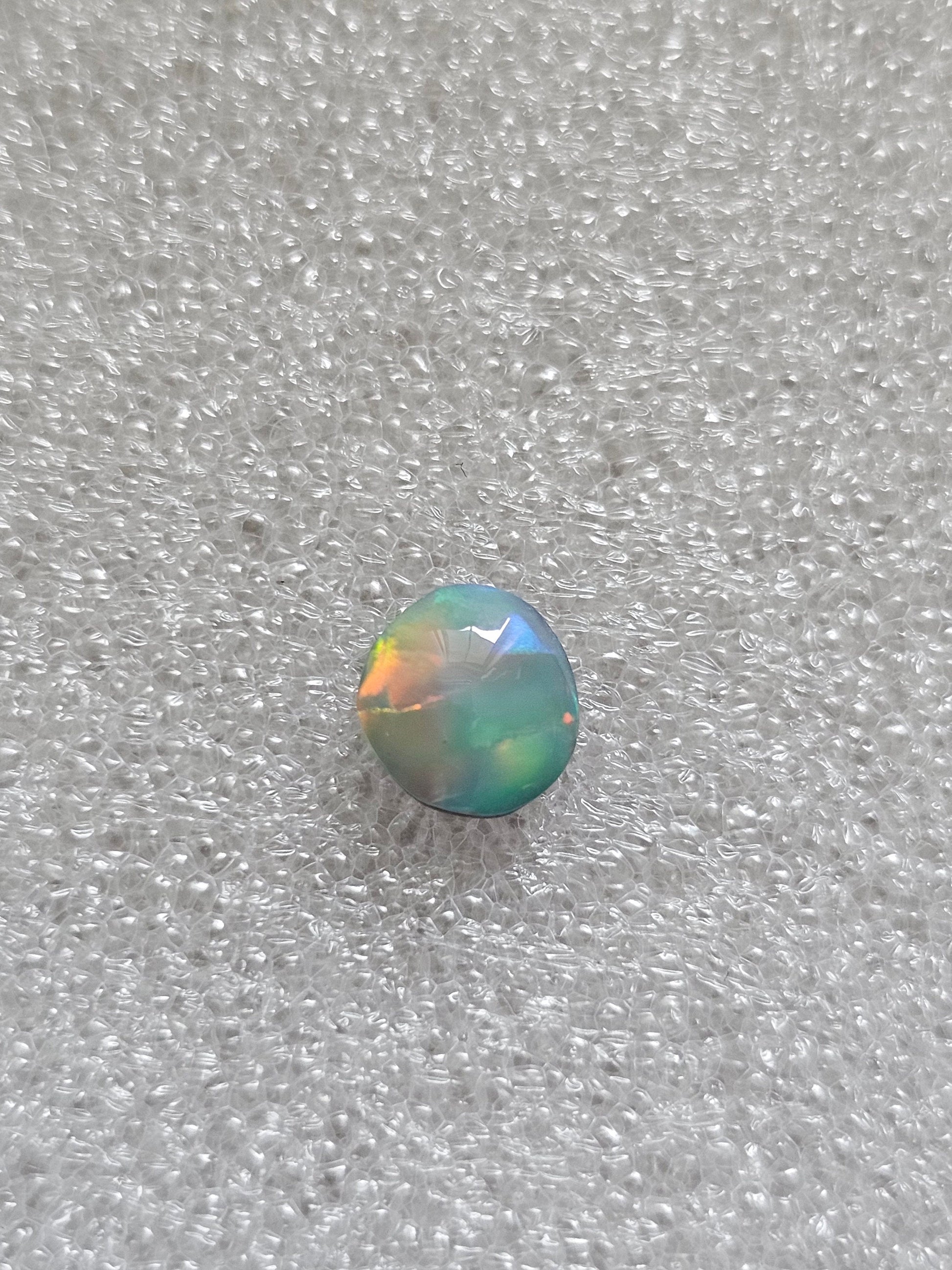 Australian doublet opal / roundish black opal / Lightning ridge Opal NSW