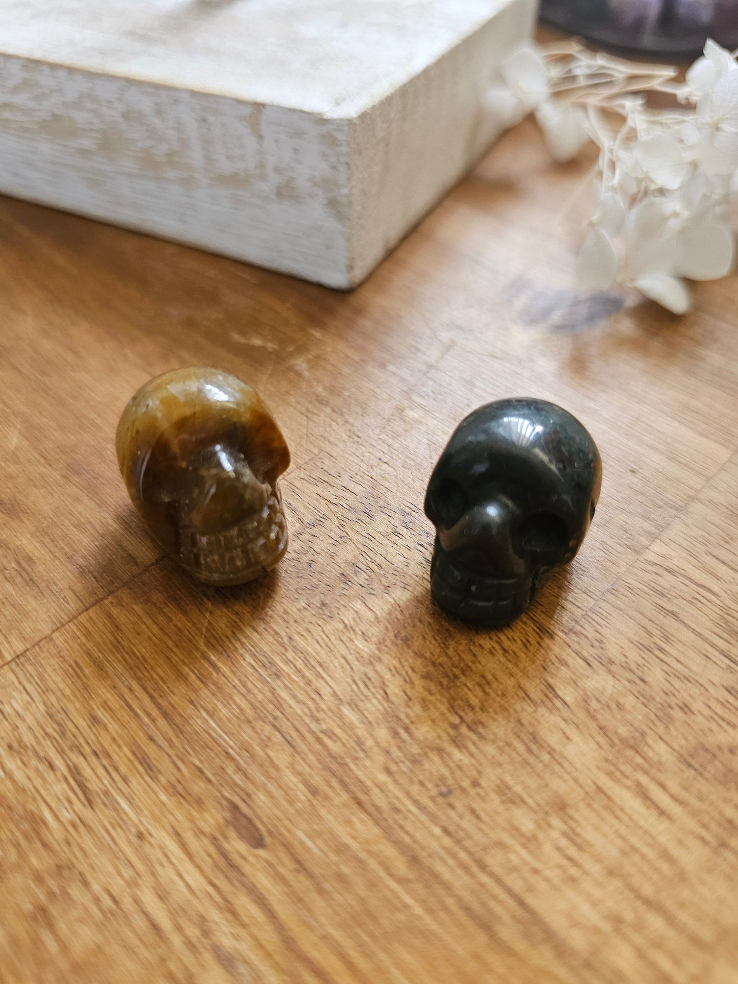Small Crystal skull / Tiger eye / Bloodstone